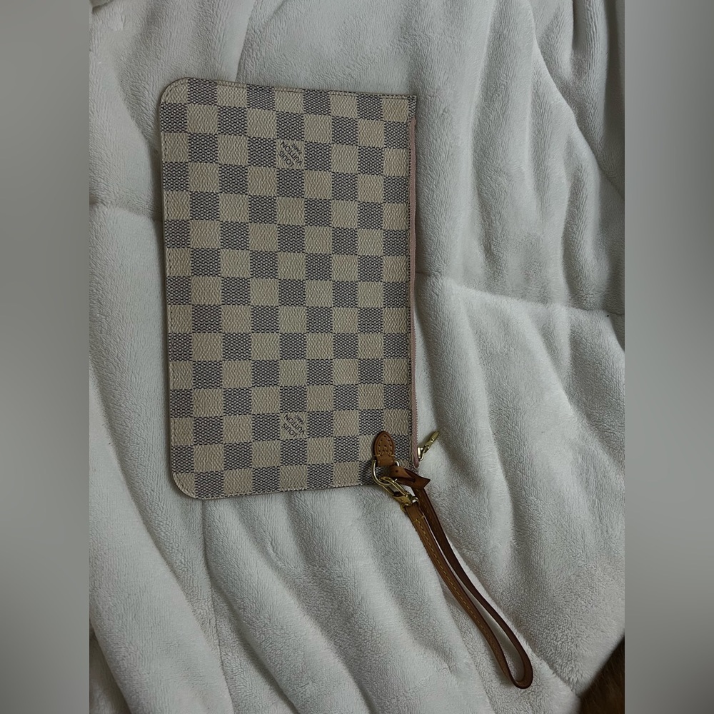 LOUIS VUITTON Damier Azur Neverfull GM
Pochette Rose Ballerine🚨open to offers🚨